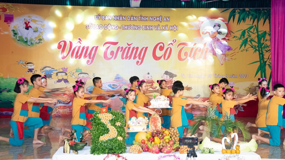 VUI TẾT TRUNG THU VỚI HỌC SINH TẠI TT GIÁO DỤC-DẠY NGHỀ NGƯỜI KHUYẾT TẬT NGHỆ AN