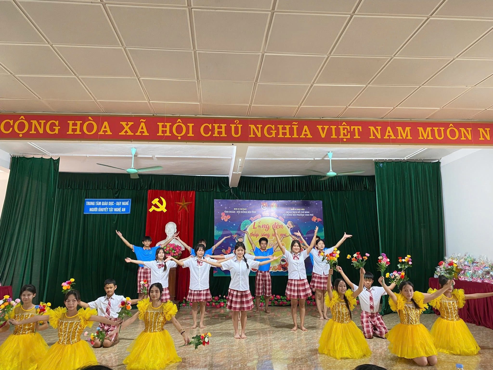 Đoàn phường - Hội đồng Đội phường Vinh Phú tổ chức thành công chương trình "Trung thu cho em - Lồng đèn thắp sáng ước mơ" tại Trung tâm GD - DN người Khuyết tật Nghệ An