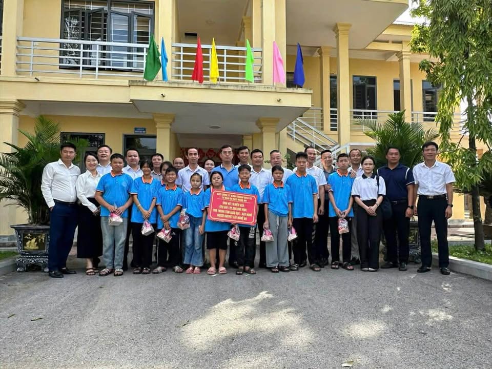 CÁC CÔNG TY KINH DOANH VÀ TƯ VẤN DU HỌC NGHỆ AN TRAO TẶNG 18 ĐIỀU HÒA TRỊ GIÁ 122 TRIỆU ĐỒNG CHO HỌC SINH TT GD-DN NGƯỜI KHUYẾT TẬT NGHỆ AN
