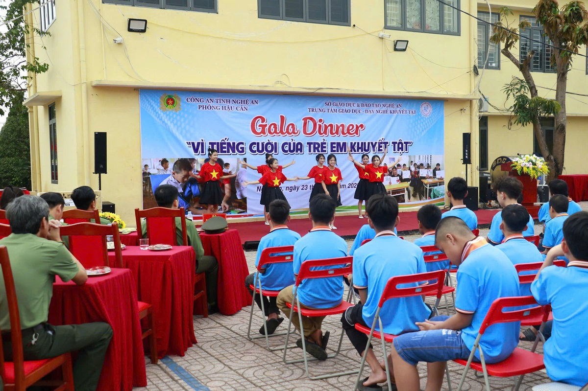 PHÒNG HẬU CẦN- CÔNG AN TỈNH NGHỆ AN PHỐI HỢP CÙNG TRUNG TÂM GD-DN NGƯỜI KHUYẾT TẬT NGHỆ AN TỔ CHỨC CHƯƠNG TRÌNH "VÌ TIẾNG CƯỜI CỦA TRẺ EM KHUYẾT TÂT""