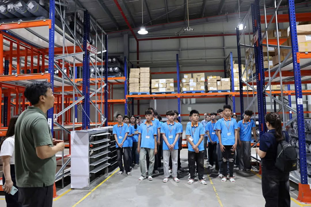 TRUNG TÂM GIÁO DỤC - DẠY NGHỀ NGƯỜI KHUYẾT TẬT NGHỆ AN TỔ CHỨC CHO HỌC SINH ĐI THAM QUAN THỰC TẾ TẠI NHÀ MÁY HAIVINA KIM LIÊN